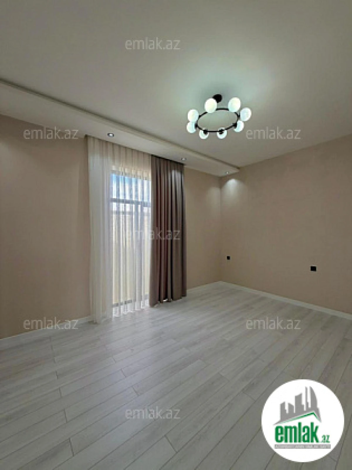 Satılır 4 otaqlı mənzil 145 m²
