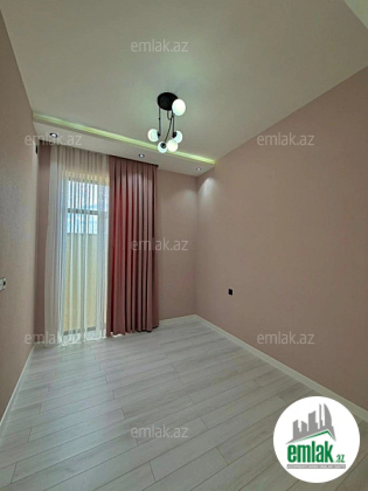 Satılır 4 otaqlı mənzil 145 m²