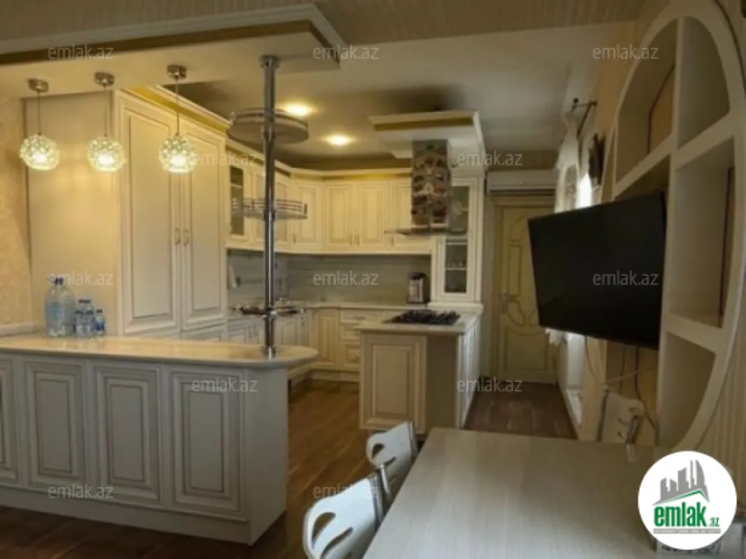 Satılır 5 otaqlı köhnə tikili 232 m²