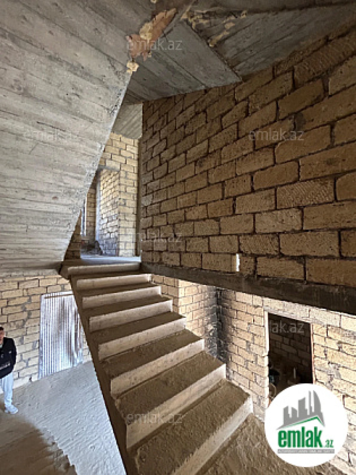 Satılır 6 otaqlı həyət evi 300 m²