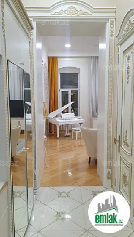Satılır 3 otaqlı köhnə tikili 130.5 m²