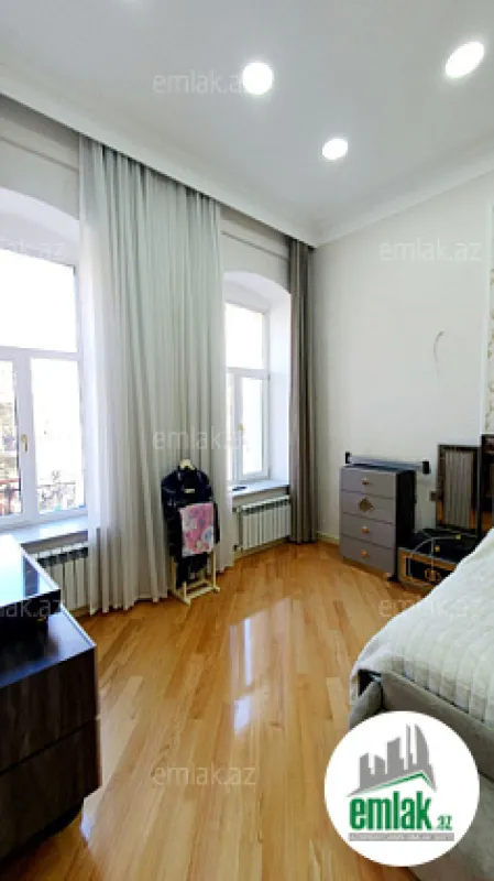 Satılır 3 otaqlı köhnə tikili 130.5 m²