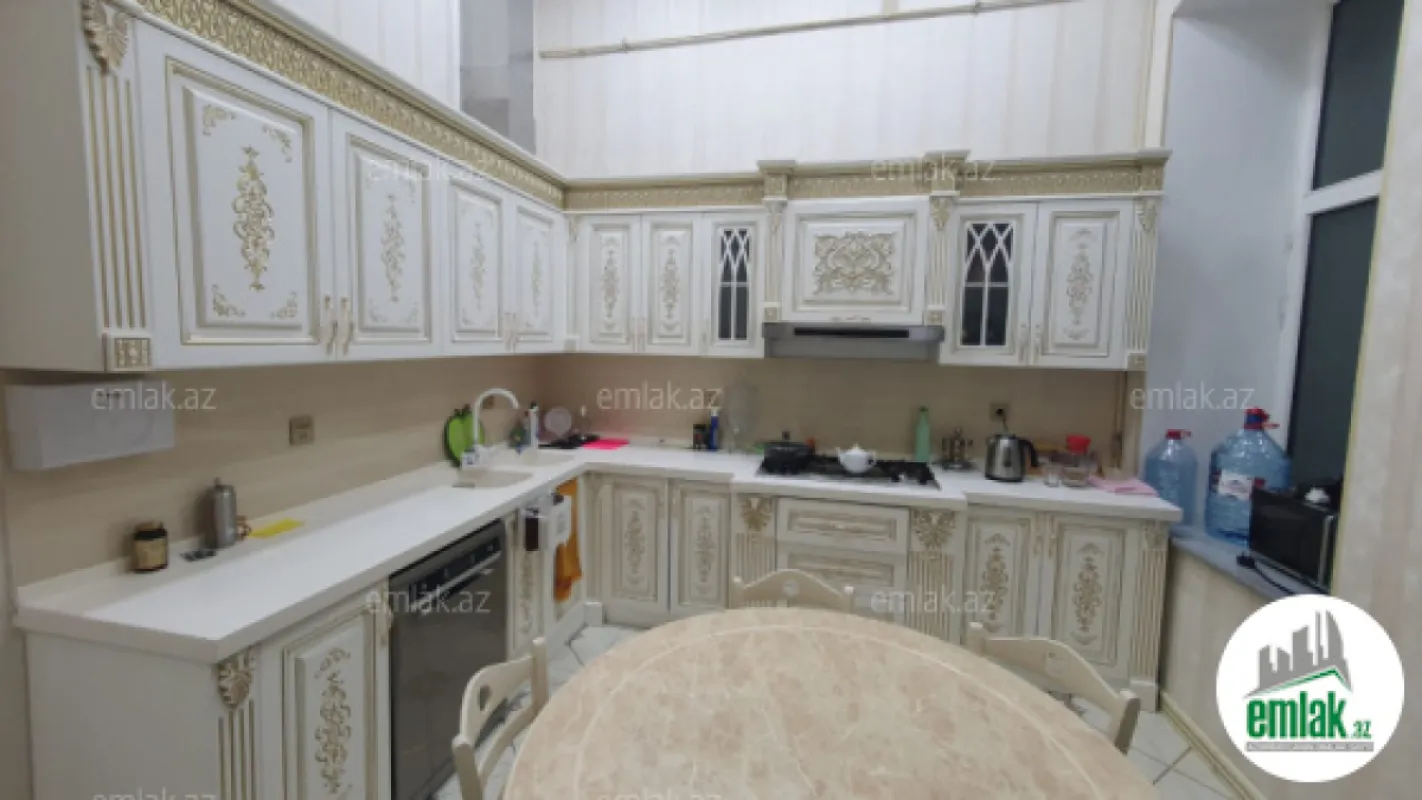 Satılır 3 otaqlı köhnə tikili 130.5 m²