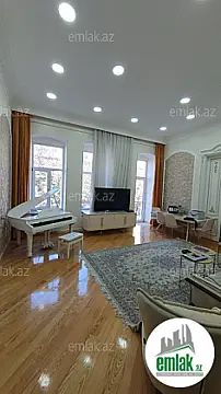 Satılır 3 otaqlı köhnə tikili 130.5 m²