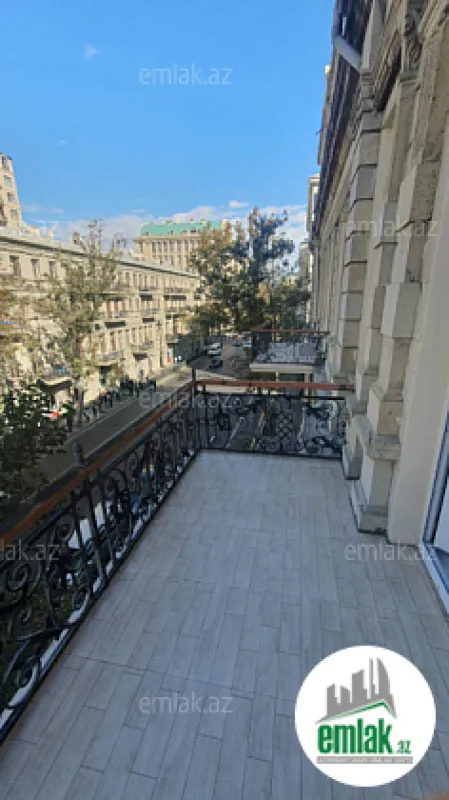 Satılır 3 otaqlı köhnə tikili 130.5 m²