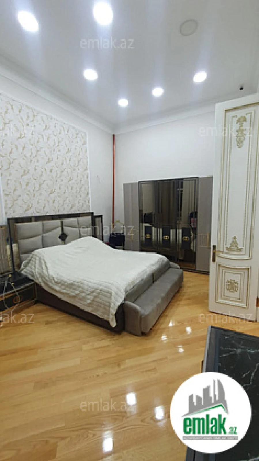 Satılır 3 otaqlı köhnə tikili 130.5 m²