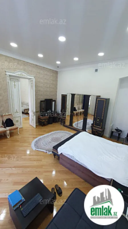 Satılır 3 otaqlı köhnə tikili 130.5 m²
