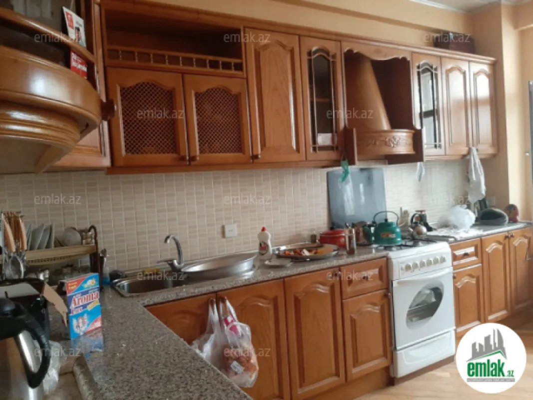 Satılır 4 otaqlı köhnə tikili 150 m²