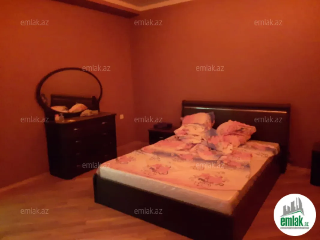 Satılır 4 otaqlı köhnə tikili 150 m²