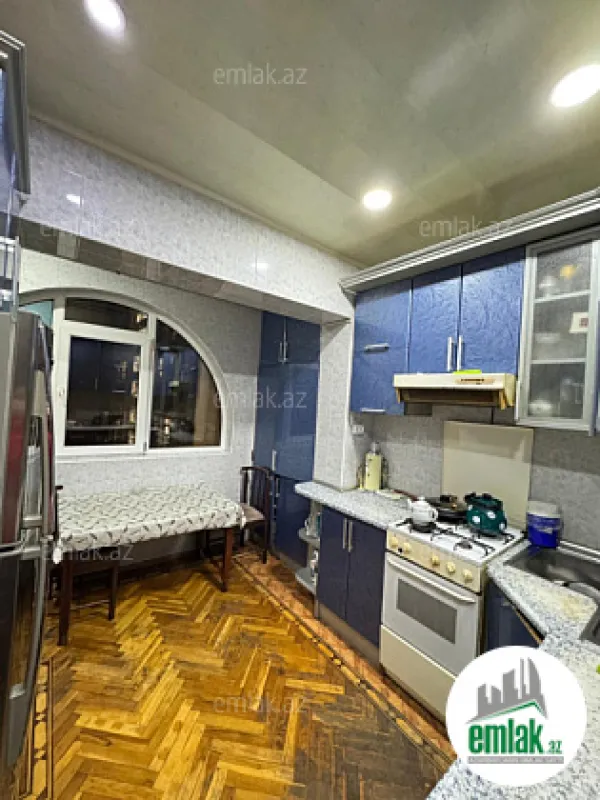 Satılır 5 otaqlı köhnə tikili 130 m²