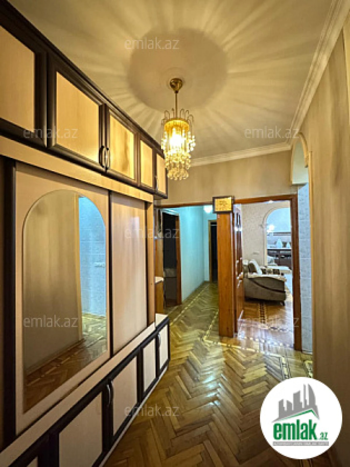 Satılır 5 otaqlı köhnə tikili 130 m²