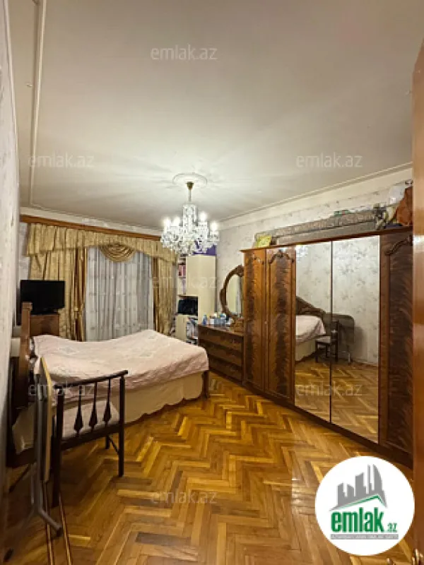 Satılır 5 otaqlı köhnə tikili 130 m²