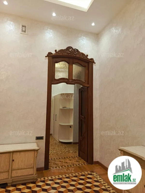 Satılır 5 otaqlı köhnə tikili 250 m²