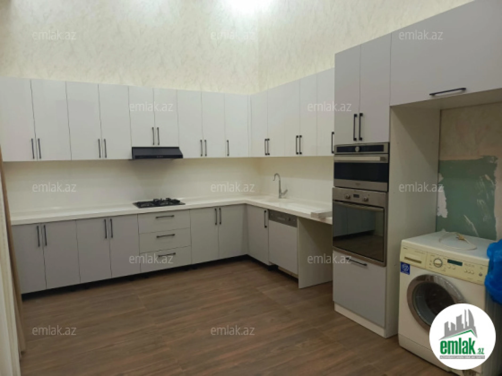 Satılır 5 otaqlı köhnə tikili 250 m²