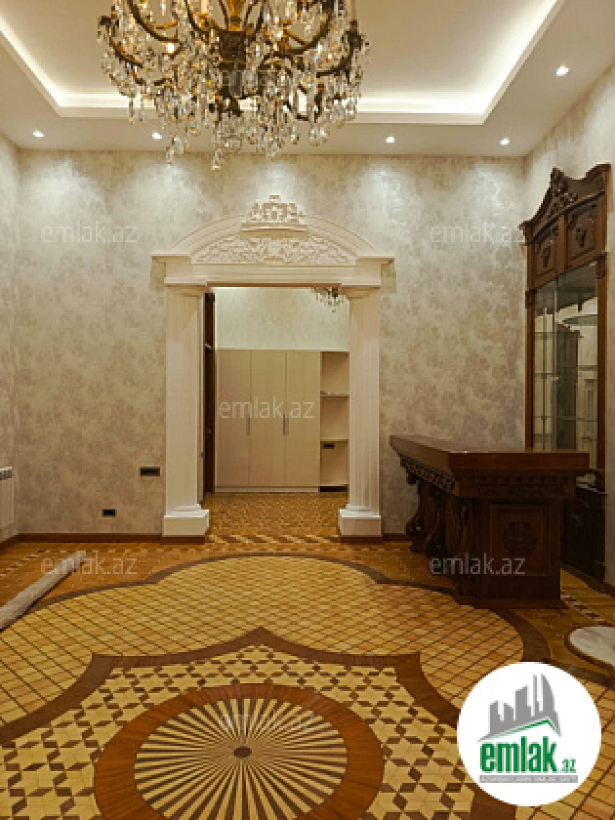 Satılır 5 otaqlı köhnə tikili 250 m²