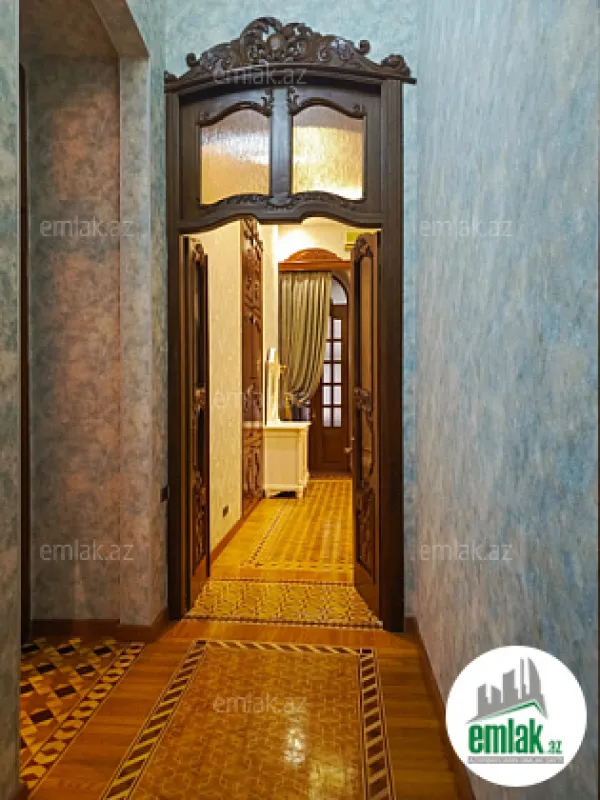 Satılır 5 otaqlı köhnə tikili 250 m²