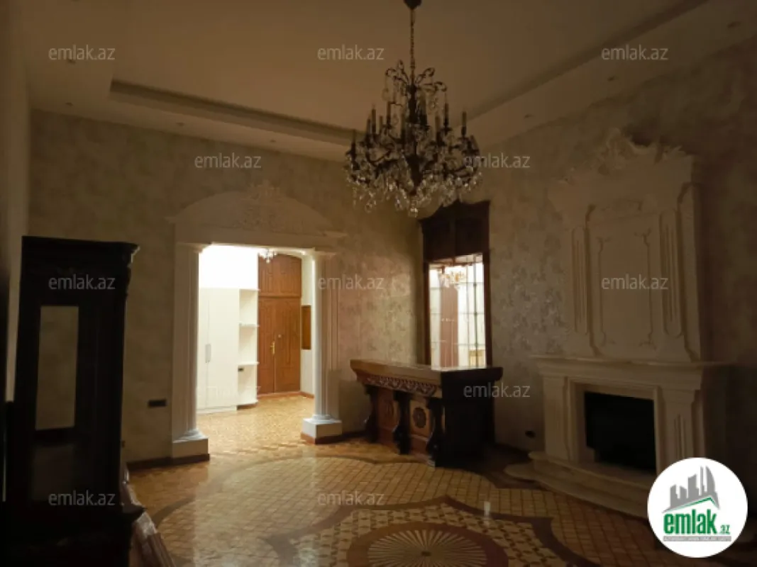 Satılır 5 otaqlı köhnə tikili 250 m²