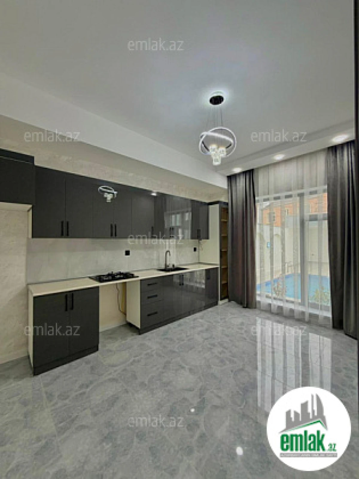 Satılır 4 otaqlı mənzil 150 m²