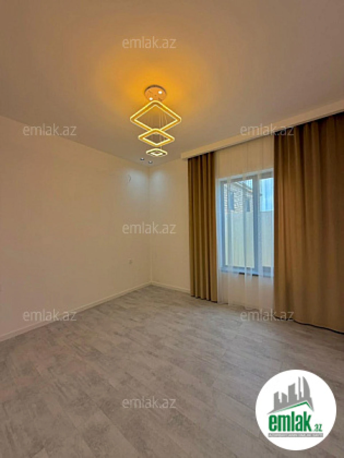 Satılır 4 otaqlı mənzil 150 m²