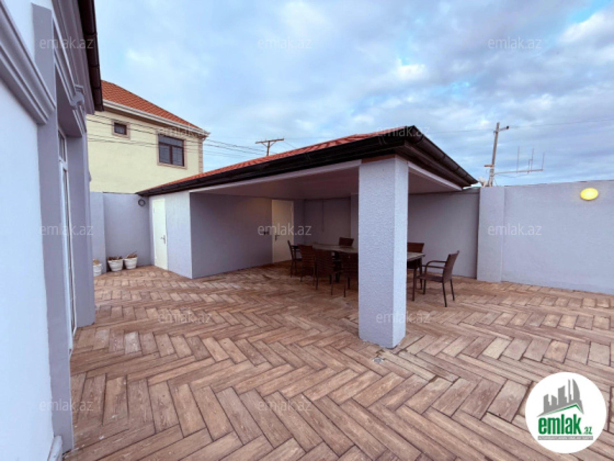 Satılır 5 otaqlı həyət evi 142 m²