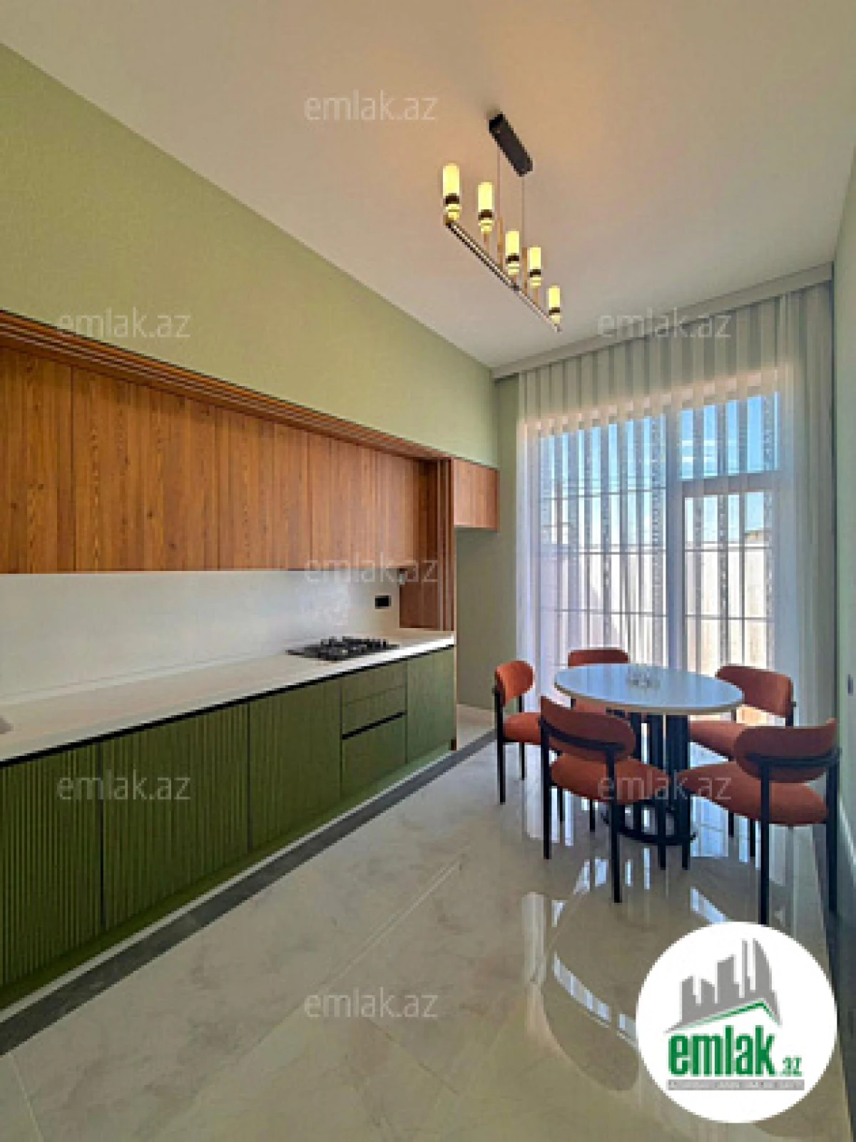 Satılır 4 otaqlı mənzil 180 m²