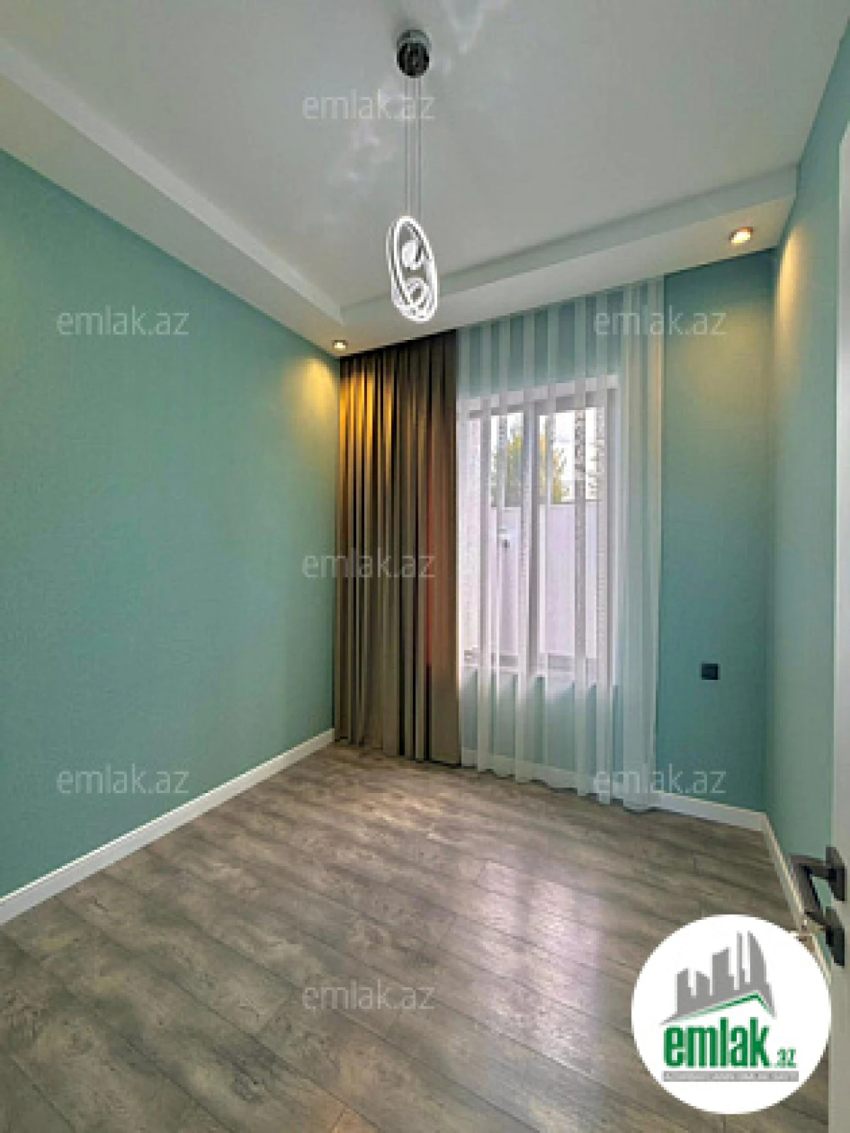 Satılır 4 otaqlı mənzil 180 m²