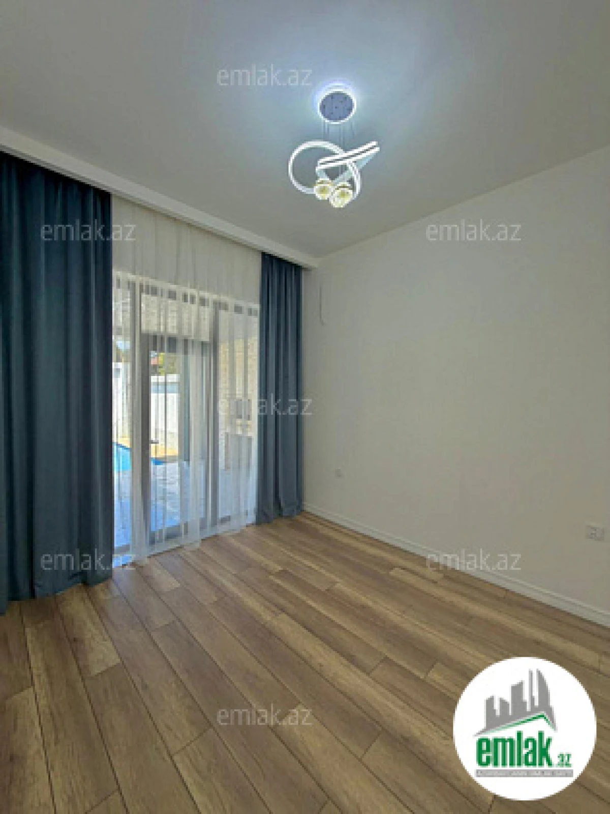 Satılır 4 otaqlı mənzil 160 m²