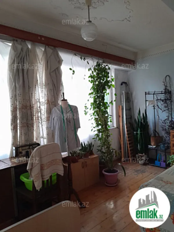 Satılır 5 otaqlı köhnə tikili 130 m²