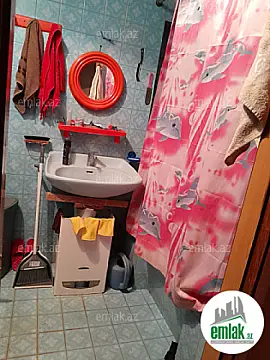 Satılır 5 otaqlı köhnə tikili 130 m²