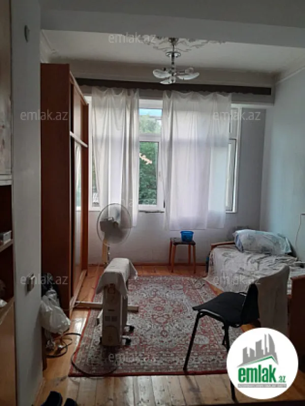 Satılır 5 otaqlı köhnə tikili 130 m²