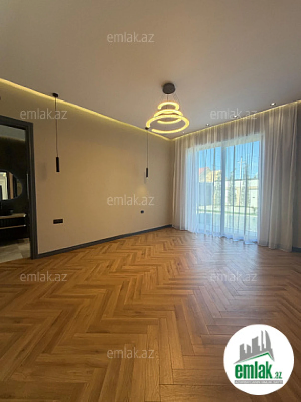 Satılır 5 otaqlı mənzil 250 m²