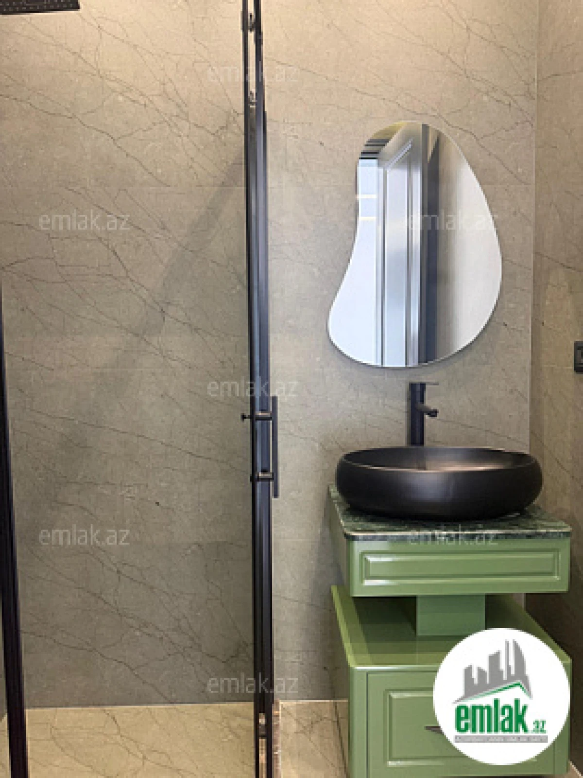 Satılır 5 otaqlı mənzil 250 m²