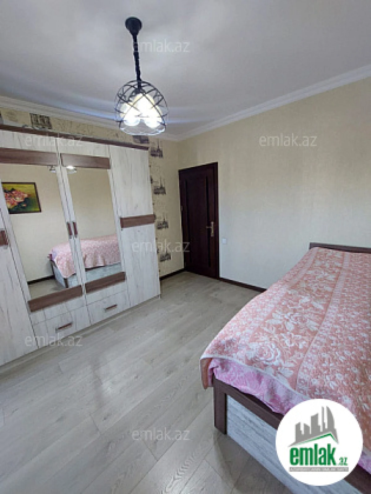 Satılır 4 otaqlı köhnə tikili 120 m²