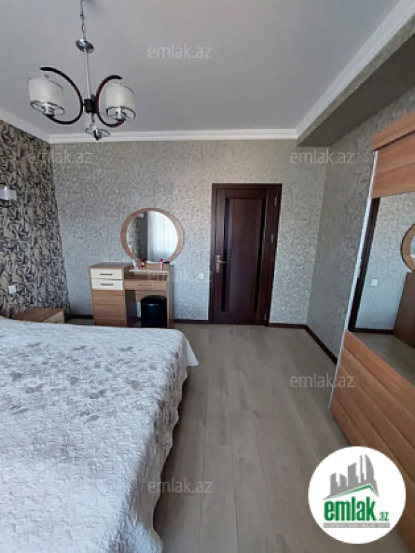 Satılır 4 otaqlı köhnə tikili 120 m²
