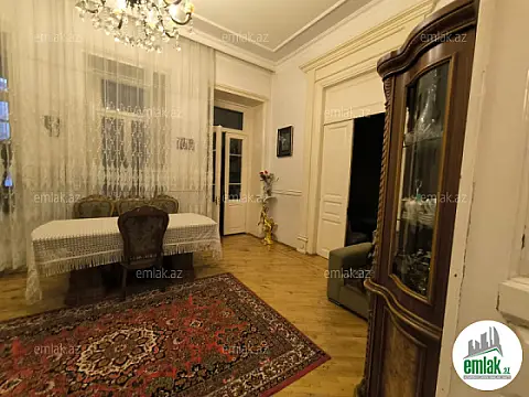 Satılır 4 otaqlı köhnə tikili 140 m²