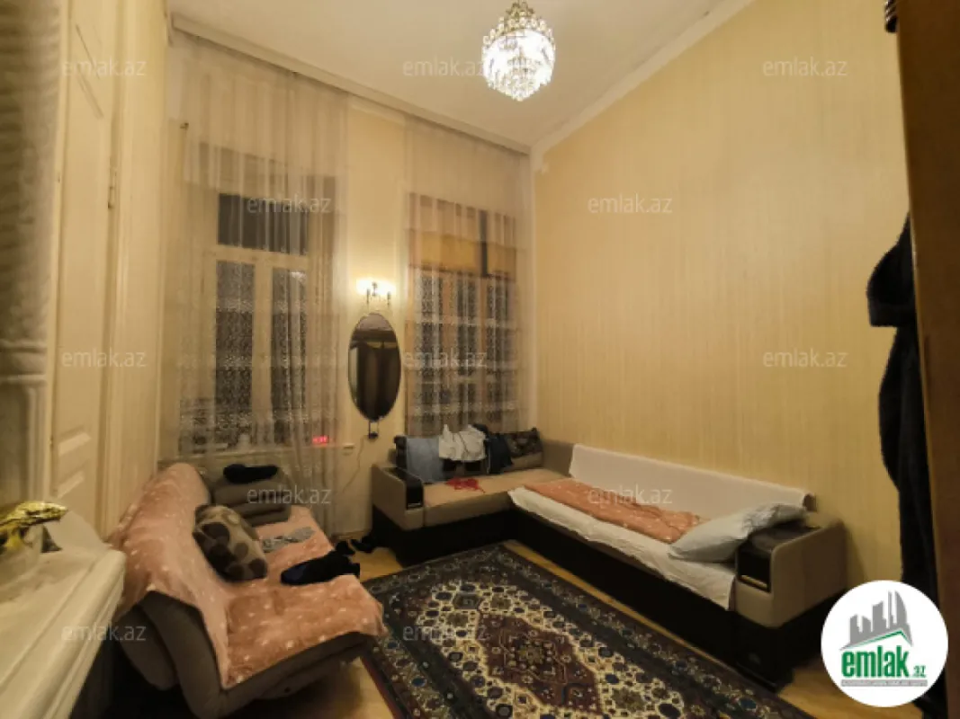 Satılır 4 otaqlı köhnə tikili 140 m²