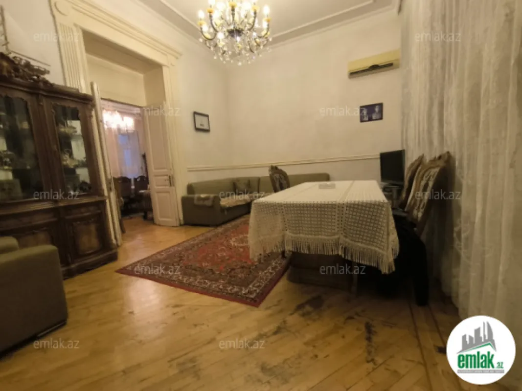 Satılır 4 otaqlı köhnə tikili 140 m²