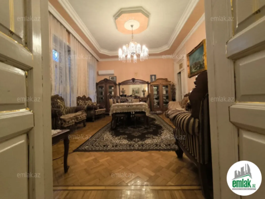 Satılır 4 otaqlı köhnə tikili 140 m²