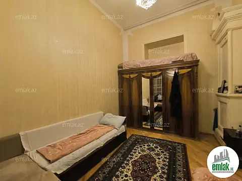 Satılır 4 otaqlı köhnə tikili 140 m²