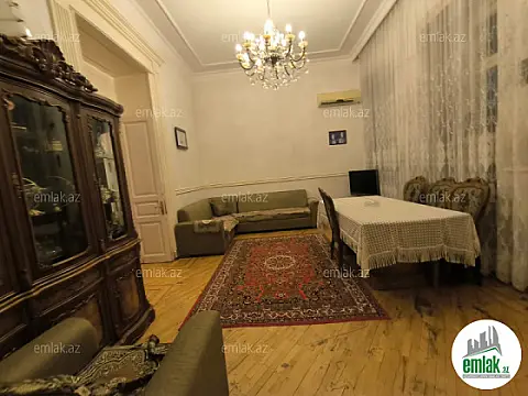 Satılır 4 otaqlı köhnə tikili 140 m²