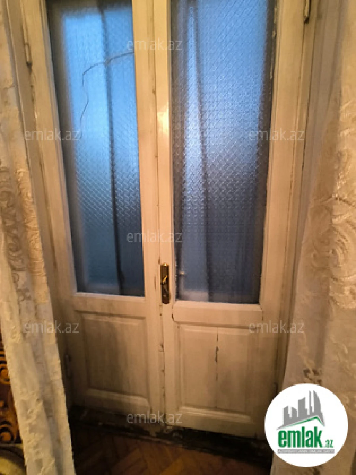 Satılır 4 otaqlı köhnə tikili 140 m²