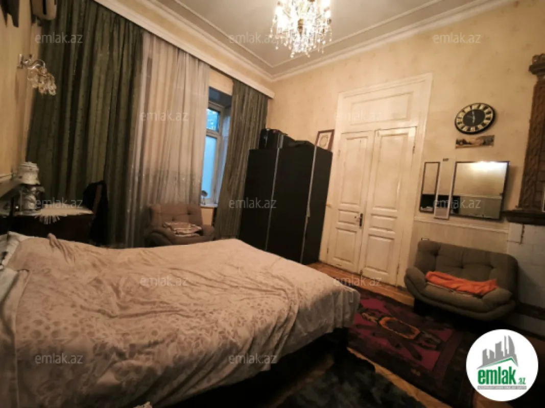 Satılır 4 otaqlı köhnə tikili 140 m²
