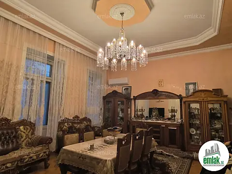 Satılır 4 otaqlı köhnə tikili 140 m²