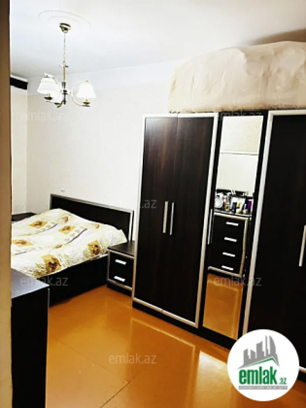 Satılır 4 otaqlı köhnə tikili 100 m²