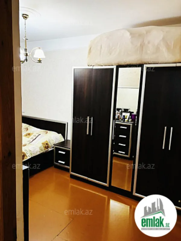 Satılır 4 otaqlı köhnə tikili 100 m²