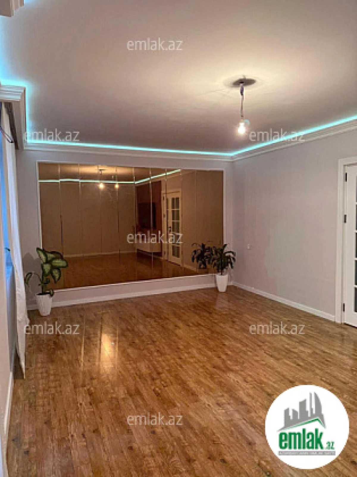 Satılır 5 otaqlı köhnə tikili 140 m²
