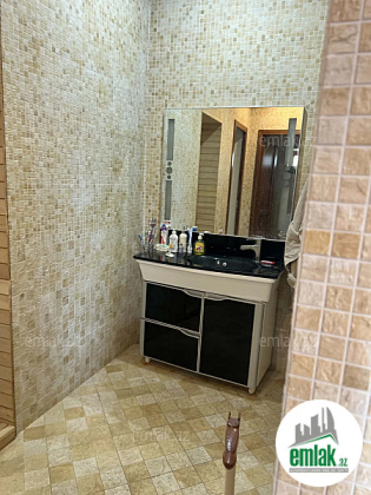 Satılır 7 otaqlı həyət evi 300 m²