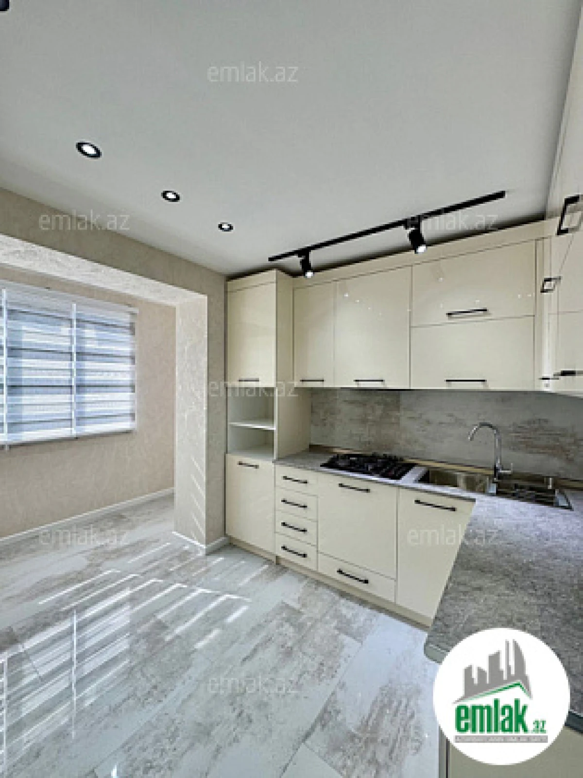 Satılır 3 otaqlı köhnə tikili 90 m²