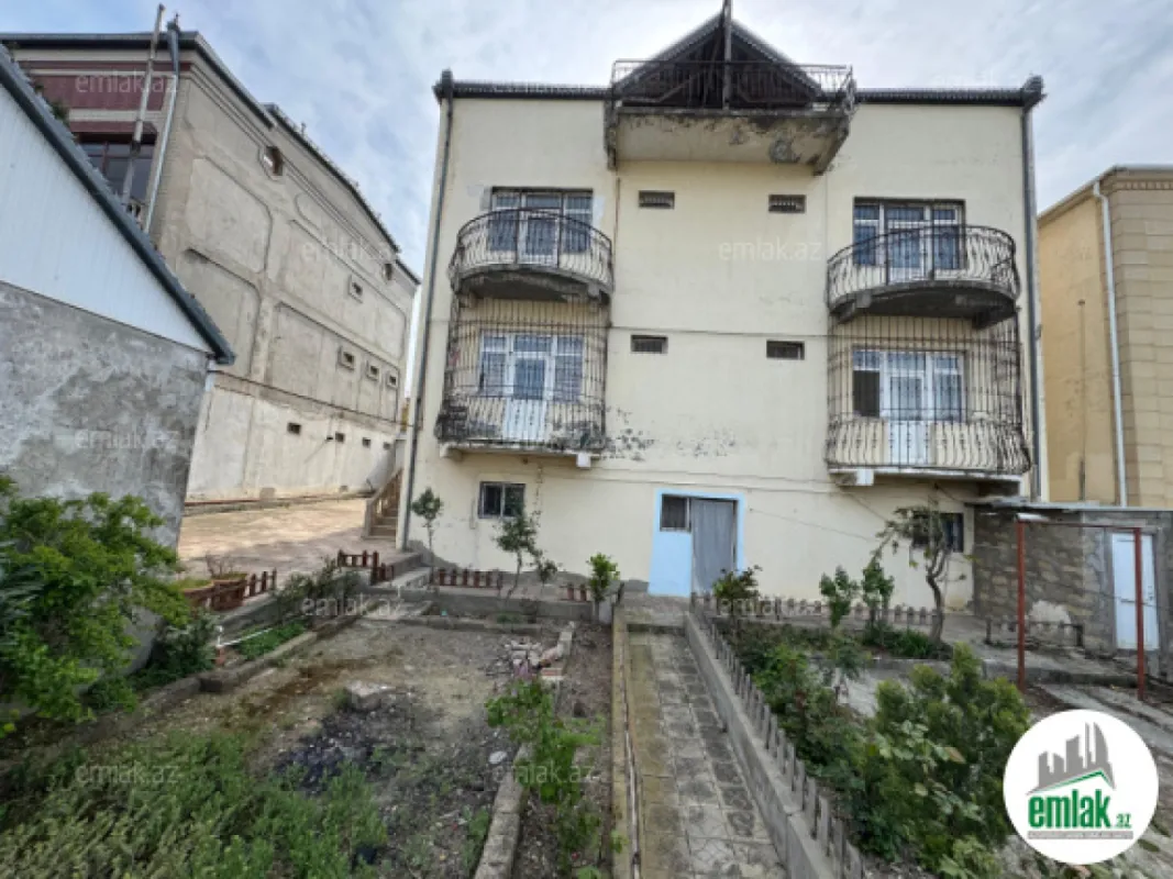 Satılır 8 otaqlı həyət evi 450 m²