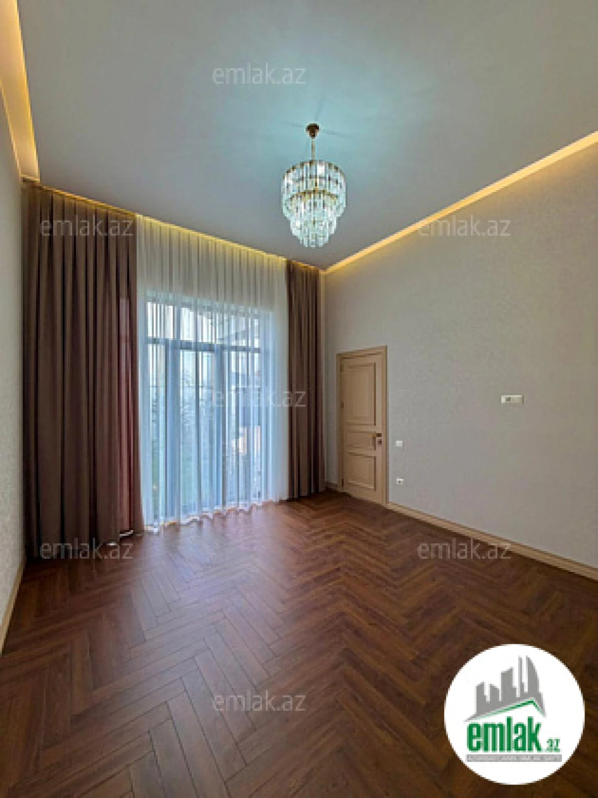 Satılır 4 otaqlı mənzil 200 m²